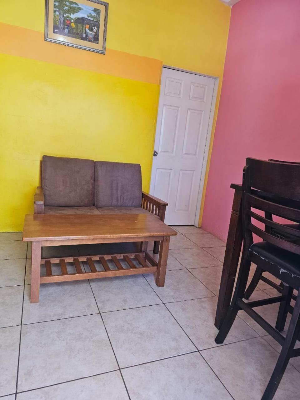 Fish Tobago Guesthouse Or Joy And Brandon Guesthouse Buccoo Quarto foto