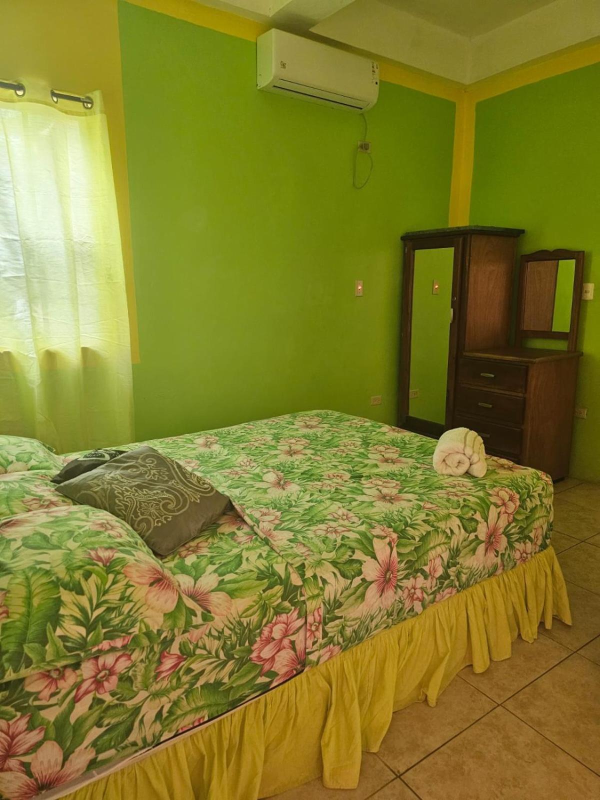 Fish Tobago Guesthouse Or Joy And Brandon Guesthouse Buccoo Quarto foto